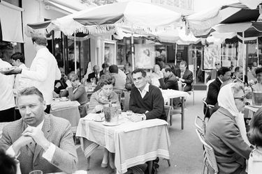 Omar Sharif déjeune à la terrasse d'un restaurant à Cannes, mai 1966