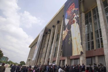 Rassemblement devant le Palais du Peuple, en hommage à Papa Wemba