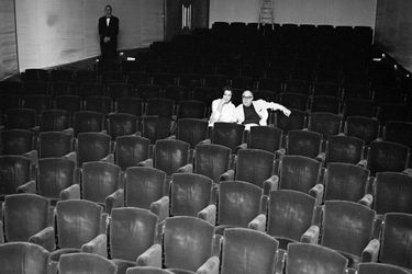 Sophia Loren, présidente du jury, assise dans une salle de cinéma avec son mari Carlo Ponti, mai 1966