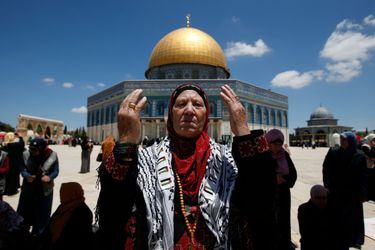 Une femme palestinienne prie devant la Mosquée Al-Aqsa à Jérusalem