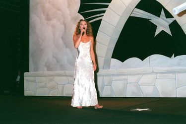 Vanessa Paradis interprète &quot;Le tourbillon de la vie&quot; au Festival de Cannes en 1995