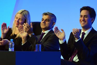Yvette Cooper, Sadiq Khan et Ed Miliband à une conférence du Parti travailliste, le 3 octobre 2012.