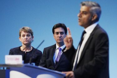 Yvette Cooper et Ed Miliband écoutent Sadiq Khan à une conférence du Parti travailliste, le 25 septembre 2013.