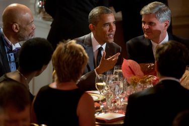 Barack Obama avec, à sa droite, l&#039;ancien basketteur professionnel Kareem Abdul-Jabbar et, à sa gauche, Steve Case, le PDG de Revolution LLC.