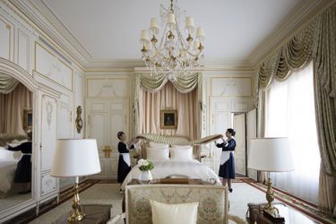 Une nuit dans la suite Vendôme coûte 18 000 euros. La moitié du personnel est revenu travailler à l'hôtel. 