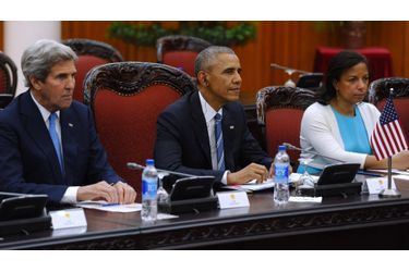Barack Obama entouré de son secrétaire d&#039;Etat John Kerry, et de sa conseillère à la Sécurité nationale Susane Rice