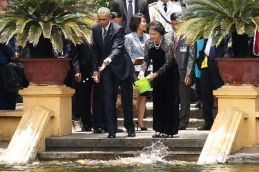 Barack Obama et la présidente de l'Assemblée nationale Nguyen Thi Kim Ngan nourissant des poissons dans les jardins présidentiels