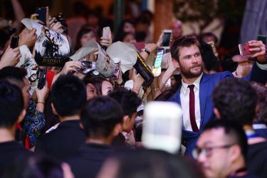 Chris Hemsworth pose avec ses fans