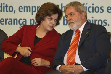 Dilma Rousseff et Lula au lancement d'un plan sur le logement à Brasilia, en mars 2009.