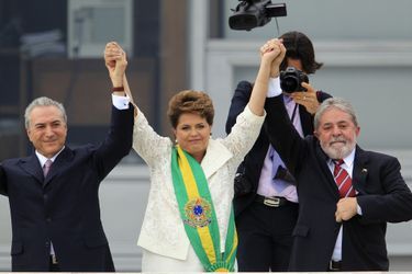 Dilma Rousseff prend ses fonctions de présidente, au côté de Lula et du vice-président Michel Temer, le 1er janvier 2011.