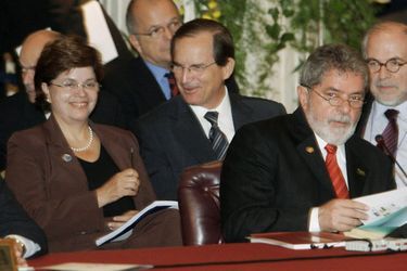 En juin 2005, alors ministre des Mines et de l'Energie, Dilma Rousseff assiste au sommet du Mercosur à Asuncion, au Paraguay.
