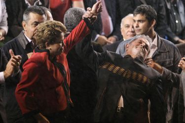 En juin 2010, Lula assiste à un meeting de Dilma Rousseff à Rio de Janeiro.