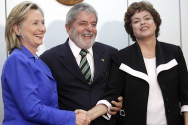En mars 2010, rencontre entre Hillary Clinton, Lula et Dilma Rousseff à Brasilia. L'ancien président préparait alors celle qui allait lui succéd...