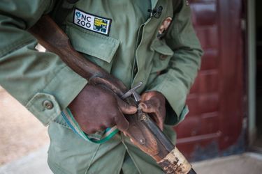 Hashumu Abdullahi, ranger dans le parc national de Yankari (Nigéria), fabrique des armes pour traquer les braconniers