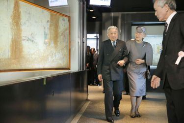L&#039;empereur Akihito et l&#039;impératrice Michiko du Japon dans le musée du kofun de Takamatsuzuka , le 4 avril 2016