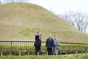 L&#039;empereur Akihito et l&#039;impératrice Michiko du Japon devant le kofun de Takamatsuzuka , le 4 avril 2016
