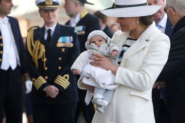 Le petit prince Oscar, le bébé de la princesse Victoria, a fait sa première apparition publique ce samedi 30 avril<br />
, volant la vedette à son grand-père le roi de Suède qui fêtait ses 70 ans.