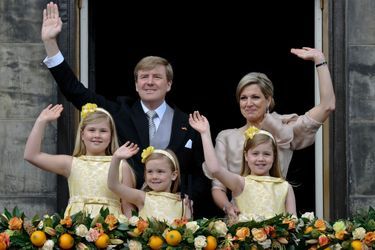 La princesse Ariane des Pays-Bas avec ses parents et ses soeurs aînées, le 30 avril 2013