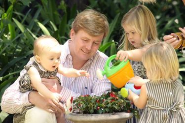 La princesse Ariane des Pays-Bas avec son père Willem-Alexander et ses soeurs aînées, le 22 décembre 2007