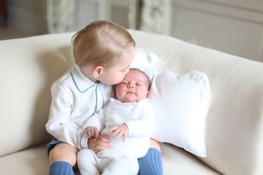 La princesse Charlotte avec son frère le prince George, photo prise par leur maman Kate et diffusée pour ses 1 mois