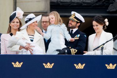 La princesse Estelle de Suède avec la famille royale à Stockholm, le 30 avril 2016