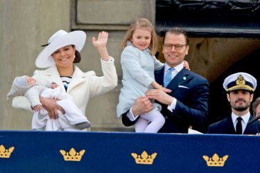 La princesse Estelle de Suède avec ses parents et le prince Carl Philip à Stockholm, le 30 avril 2016