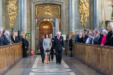 La reine Silvia et le roi Carl XVI Gustaf de Suède dans la chapelle du Palais royal à Stockholm, le 26 avril 2016