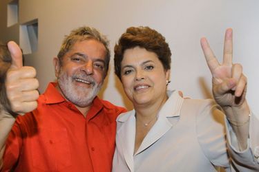 Le 1er novembre 2010, l'ancien président Lula félicite Dilma Rousseff de sa victoire à l'élection présidentielle.