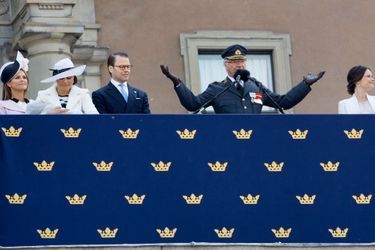 Le prince Oscar de Suède avec la famille royale à Stockholm, le 30 avril 2016