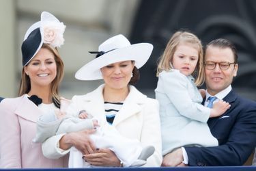 Le prince Oscar de Suède avec ses parents Victoria et Daniel et sa soeur Estelle à Stockholm, le 30 avril 2016