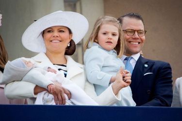 Le prince Oscar de Suède avec ses parents Victoria et Daniel et sa soeur Estelle à Stockholm, le 30 avril 2016