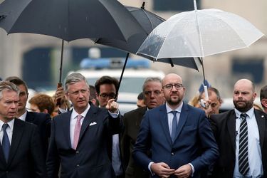 Le roi Philippe de Belgique avec le Premier ministre Charles Michel à Saint-Georges-sur-Meuse, le 5 juin 2016