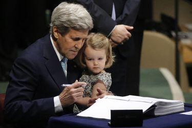 Le secrétaire d’Etat américain John Kerry a envoyé un signal fort en tenant dans ses bras sa petite-fille de deux ans, Isabelle, tout en signan...
