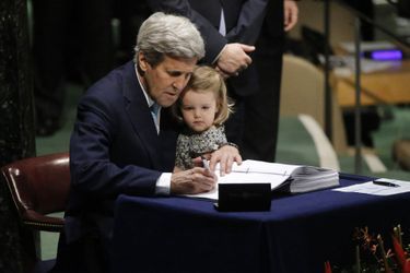 Le secrétaire d’Etat américain John Kerry a envoyé un signal fort en tenant dans ses bras sa petite-fille de deux ans, Isabelle, tout en signan...