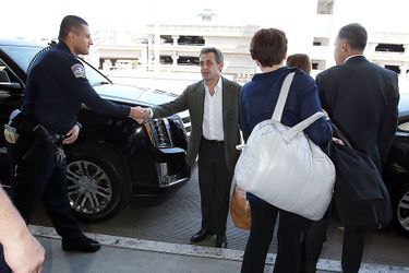 Nicolas Sarkozy avec son épouse Carla Bruni et Giulia, à l'aéroport de Los Angeles, le 16 avril 2016.