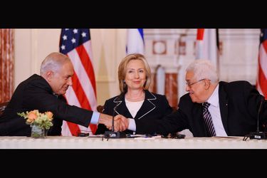 La secrétaire d'État Hillary Clinton accueillant le Premier ministre israélien Benjamin Netanyahu et le président de l'Autorité palestinienne Mahmoud Abbas lei 2 Septembre 2010 au Département d'État à Washington. 