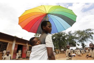 Une femme conduisant son enfant à l'école à Bujumbura