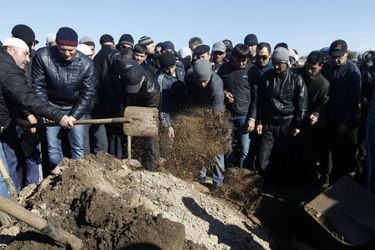 Des Tatars enterrent l'un d'eux, porté disparu le 3 mars dernier, dont le corps a été retrouvé récemment.