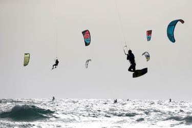 A Tel Aviv, ces kitesurfeurs s&#039;en donnent à coeur joie.