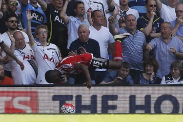 Cuco Martina (Southampton) chute dans les barrières de publicité lors du match contre Tottenham.