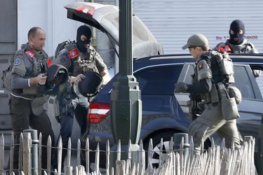 A Bruxelles, des policiers ont été blessés lors d&#039;une perquisition menée contre un homme soupçonné d&#039;être lié aux attentats du 13 novembres
