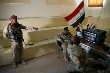 Au sein de la base militaire de Makhmour, l’armée irakienne a lancé une station de radio qui émet dans la région de Mossoul, tombée entre les...