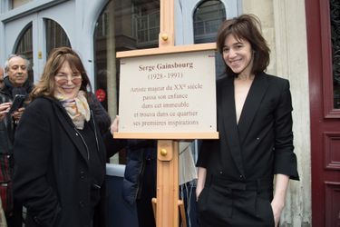 Charlotte Gainsbourg et sa mère Jane Birkin au11 bis Rue Chaptal (où le chanteur passa une partie de son enfance), le 10 mars 2016 