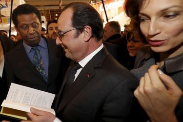 Dany Laferrière, François Hollande et la ministre de la Culture Audrey Azoulay au Salon du livre de Paris, le 17 mars 2016