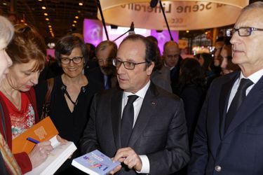 François Hollande au Salon du livre de Paris, le 17 mars 2016