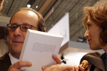François Hollande et la ministre de la Culture Audrey Azoulay au Salon du livre de Paris, le 17 mars 2016