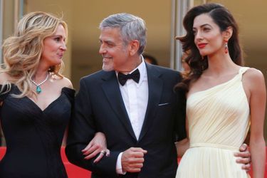 George Clooney entouré de Julia Roberts et de sa femme Amal à Cannes