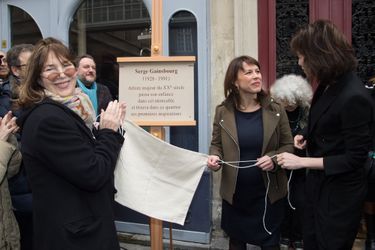 Jane Birkin, Delphine Bürkli (la maire du 9ème) et Charlotte Gainsbourg  à la cérémonie d&#039;inauguration de la plaque commémorative en l&#039;honneur...