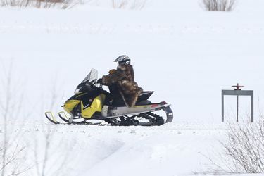 Kim Kardashian avec sa fille North sur un scooter des neiges, le 6 avril 2016