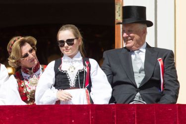 La princesse Ingrid Alexandra avec le roi Harald V et la reine Sonja de Norvège à Oslo, le 17 mai 2016